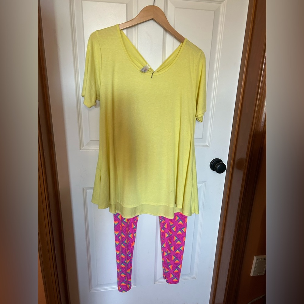 Gently used Lularoe outfit with Perfect Tee and leggings.